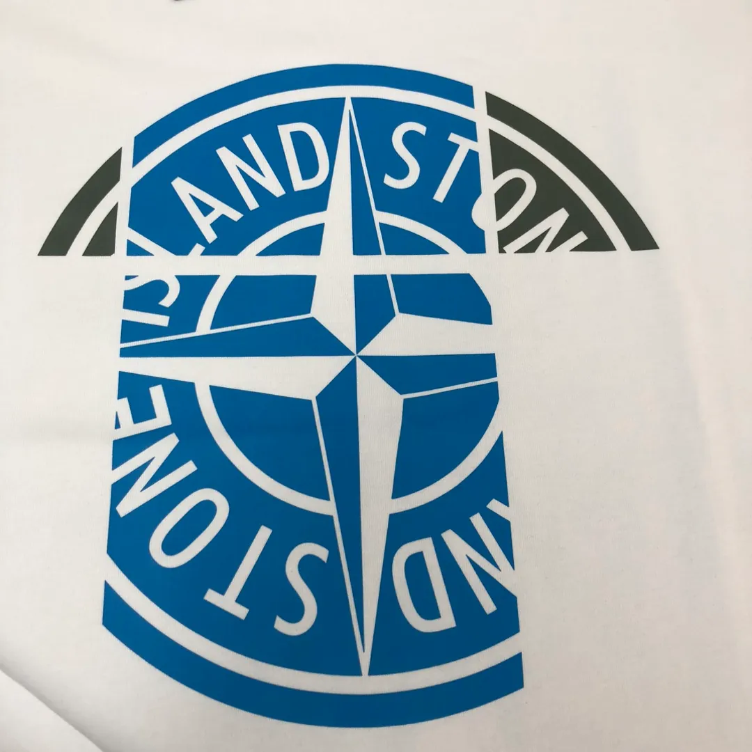P180 Stone Island Stone Island 2025 latest T-shirt, couple style ~ Original order, stylish and casual short T-shirt, specially made of customized cotton fabric ~ Cotton T-shirt ~ Pre-washed to prevent deformation and shrinkage problem, more comfortable and breathable on the body ~ All available from stock ~ Unique design style, trendy must-have item, complete with three standards 👍 Color: black/white Size: S M L XL (larger version, please indicate your height and weight when placing an order)